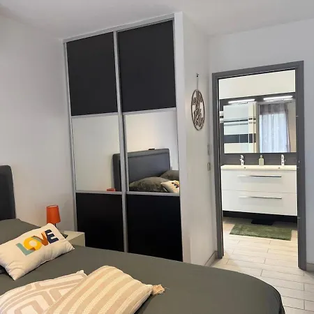 Contemporaine Standing Proche Village Noel *