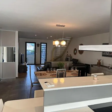Contemporaine Standing Proche Village Noel