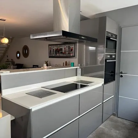 Contemporaine Standing Proche Village Noel *