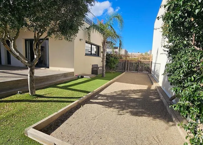 Contemporaine Standing Proche Village Noel Villa