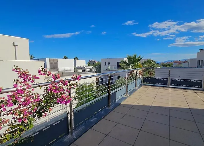 Contemporaine Standing Proche Village Noel Villa