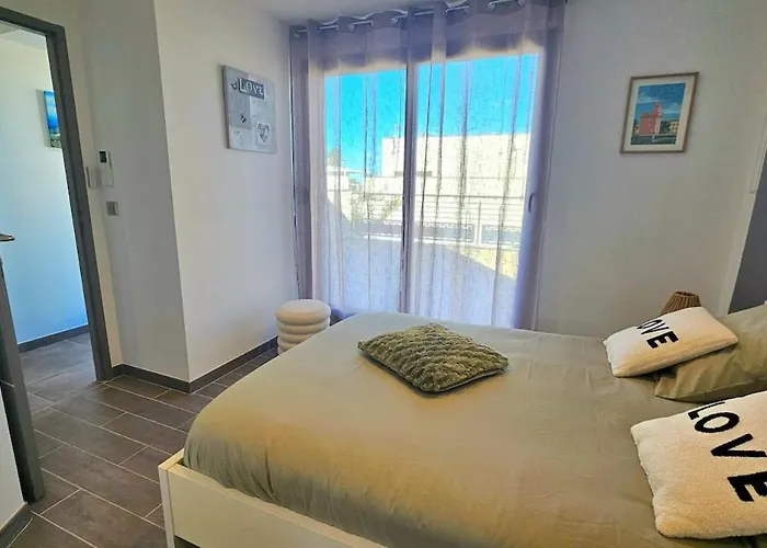 Contemporaine Standing Proche Village Noel *