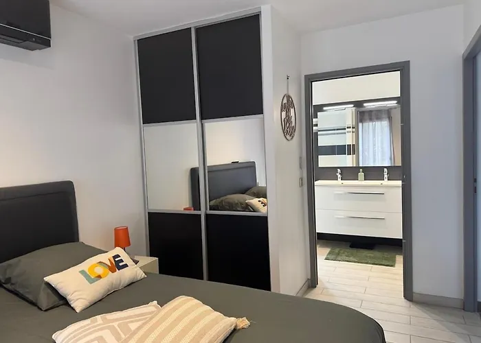 Contemporaine Standing Proche Village Noel *