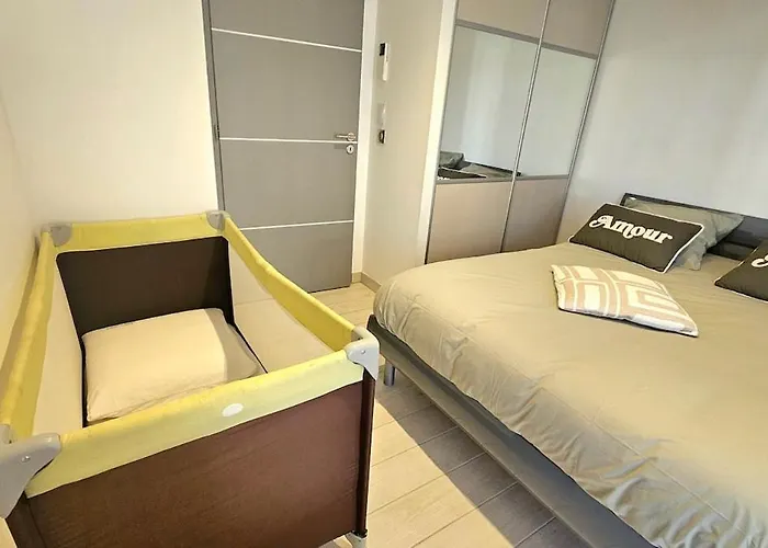 Contemporaine Standing Proche Village Noel Villa