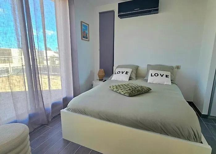 Contemporaine Standing Proche Village Noel *