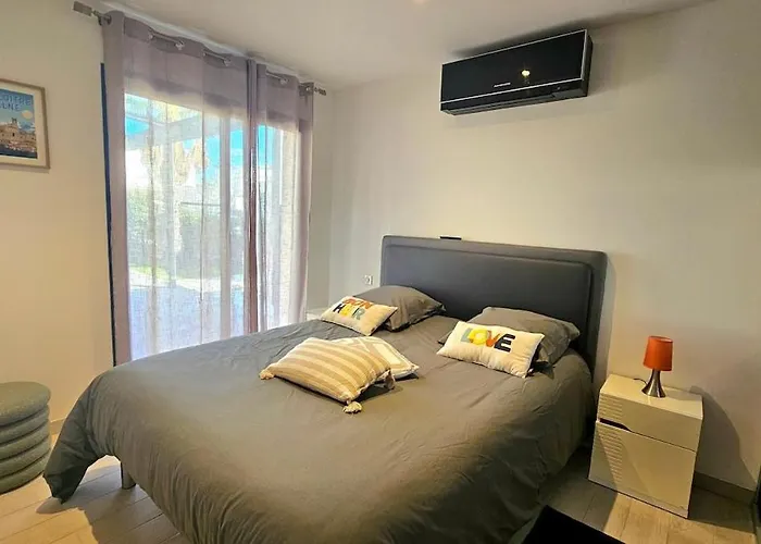 Contemporaine Standing Proche Village Noel *