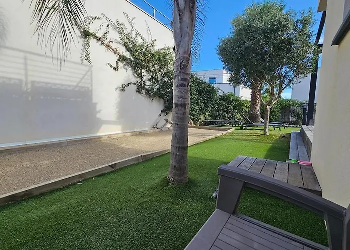 Contemporaine Standing Proche Village Noel *