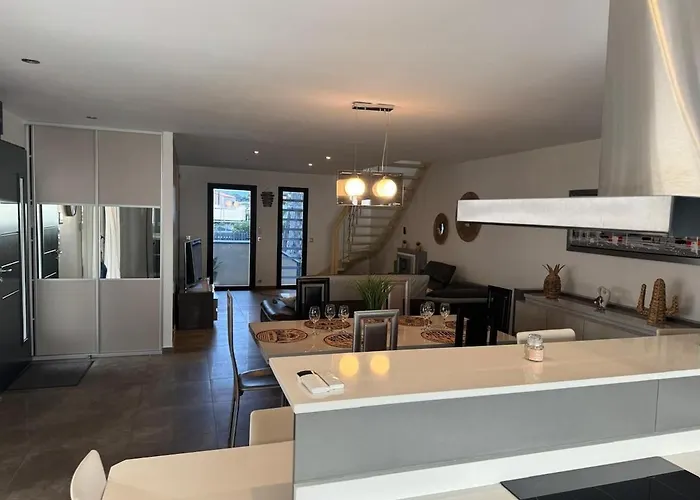 Contemporaine Standing Proche Village Noel