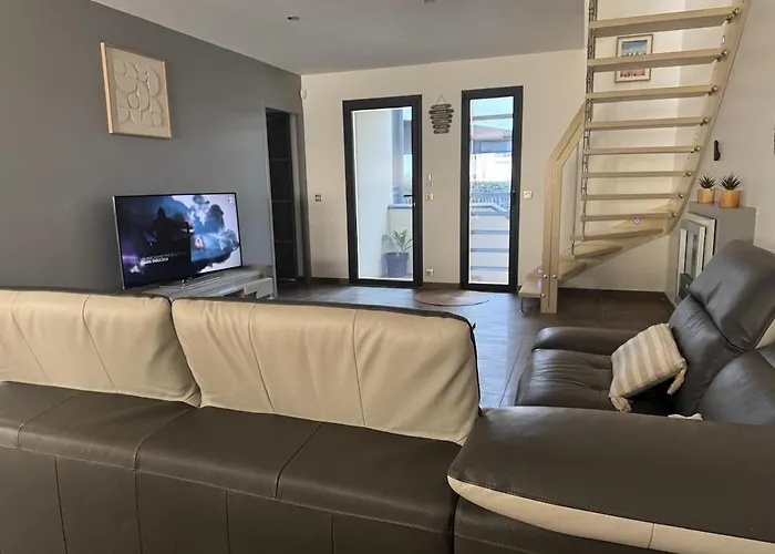 Contemporaine Standing Proche Village Noel *