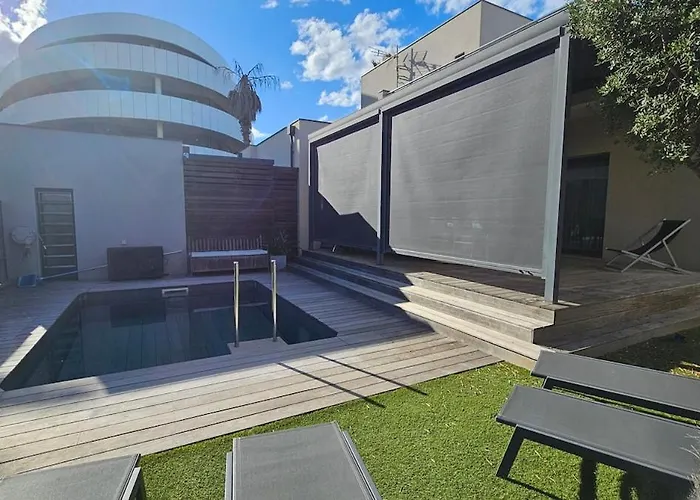 Contemporaine Standing Proche Village Noel Villa