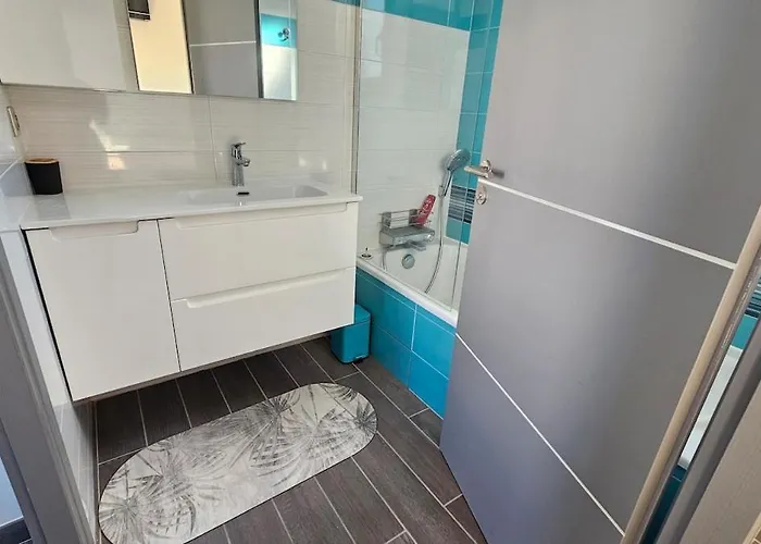 Contemporaine Standing Proche Village Noel *