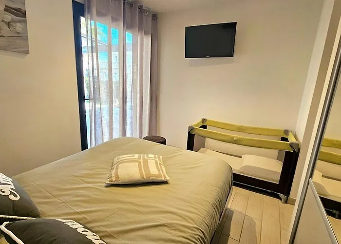 Contemporaine Standing Proche Village Noel