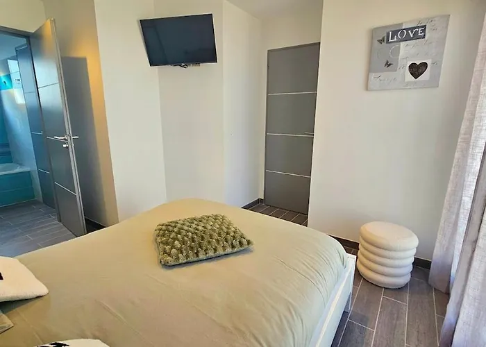 Contemporaine Standing Proche Village Noel *