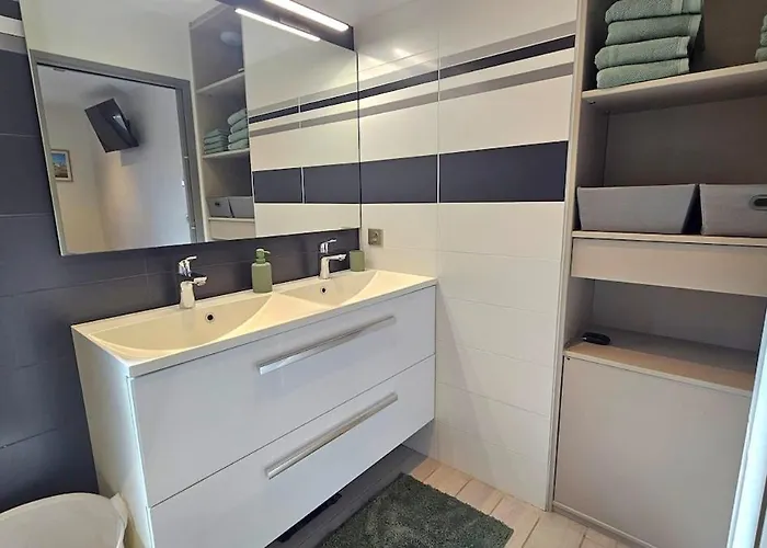 Contemporaine Standing Proche Village Noel *