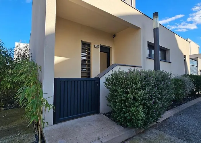 Contemporaine Standing Proche Village Noel