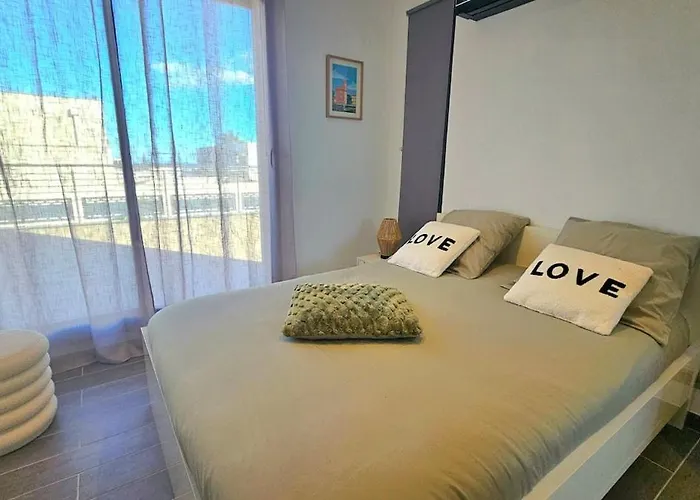 Contemporaine Standing Proche Village Noel *