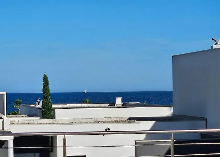 Contemporaine Standing Proche Village Noel *