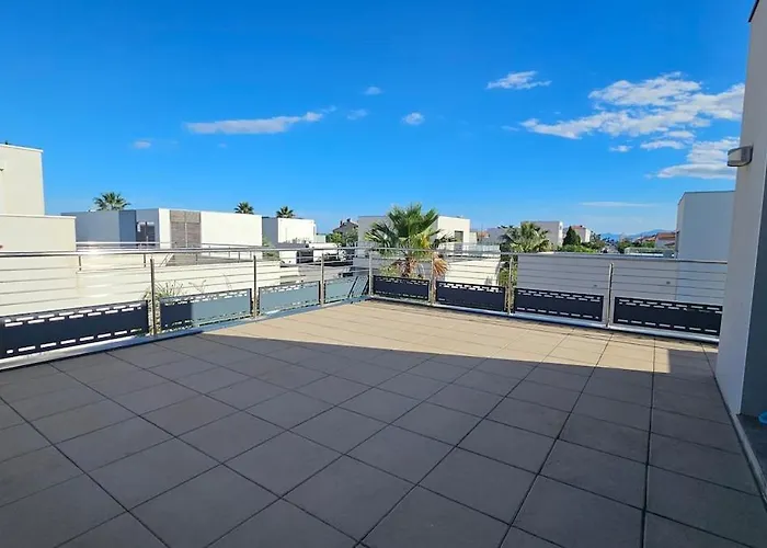 Contemporaine Standing Proche Village Noel Villa