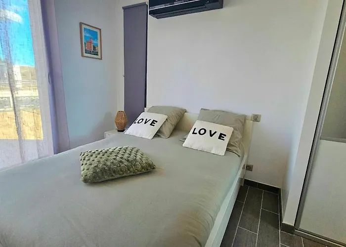 Contemporaine Standing Proche Village Noel