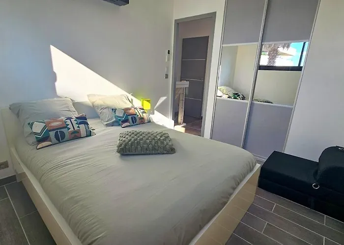 Contemporaine Standing Proche Village Noel *