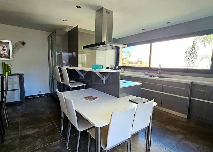 Contemporaine Standing Proche Village Noel