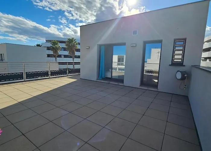 Contemporaine Standing Proche Village Noel *