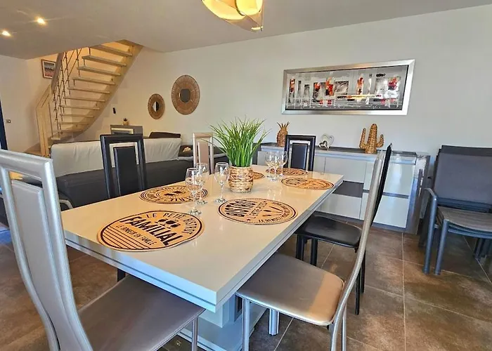 Contemporaine Standing Proche Village Noel