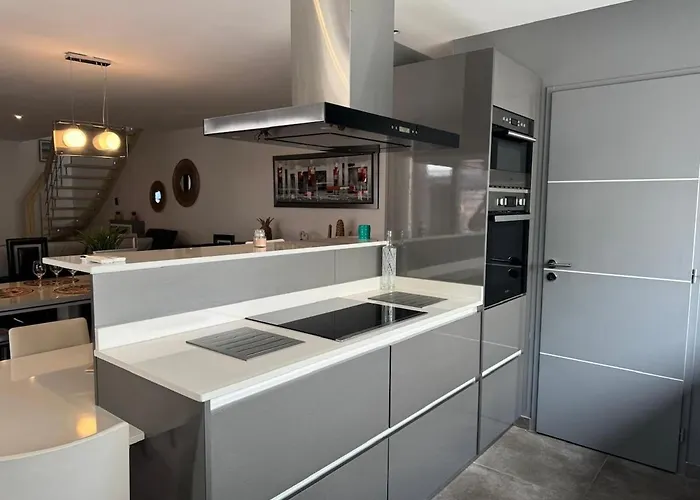 Contemporaine Standing Proche Village Noel *