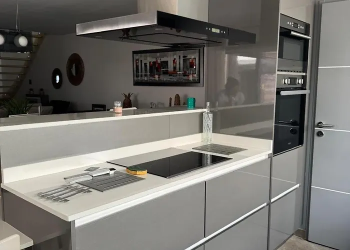 Contemporaine Standing Proche Village Noel Villa